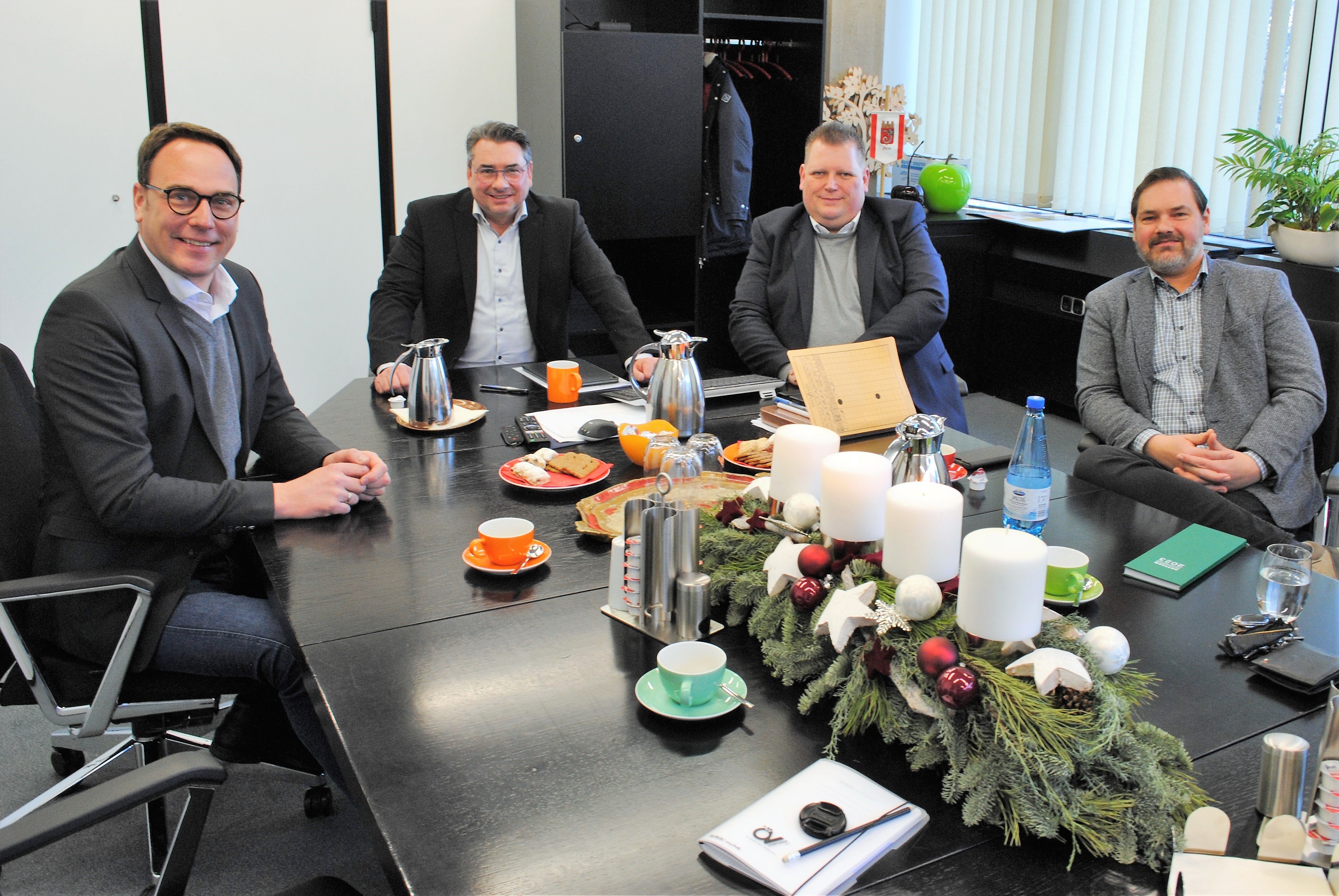 Das Foto zeigt (v.l.): Markus Höner, Bürgermeister Dr. Alexander Berger, Stadtkämmerer Dirk Schlebes und den Ahlener CDU-Fraktionsvorsitzenden Peter Lehmann